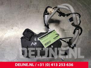 Gebruikte Deurslot Mechaniek 4Deurs rechts-voor Volkswagen Golf VIII (CD1) 1.5 eTSI 16V Prijs € 20,00 Margeregeling aangeboden door van Deijne Onderdelen Uden B.V.