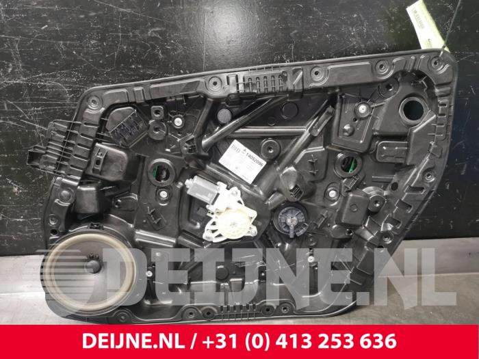Mercedes A-Klasse Window mechanism 4-door, front right O131202