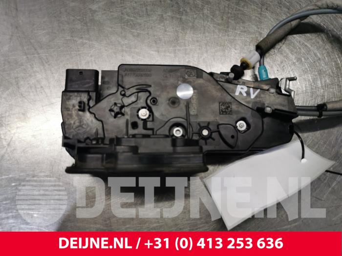 Mercedes A-Klasse Front door lock mechanism 4-door, right O131203
