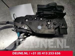 Mercedes A-Klasse Front door lock mechanism 4-door, right O131203 photo 2