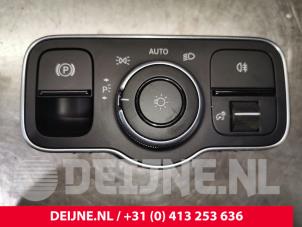 Gebruikte Schakelaar Licht Mercedes A (177.0) 1.3 A-180 Turbo 16V Prijs € 20,00 Margeregeling aangeboden door van Deijne Onderdelen Uden B.V.