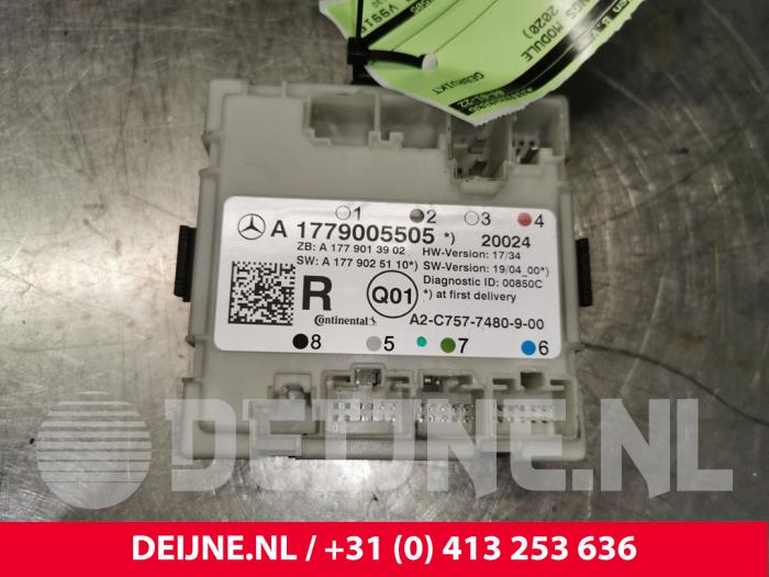 Mercedes A-Klasse Central door locking module O131870