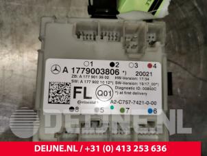 Mercedes A-Klasse Central door locking module O131873 photo 2
