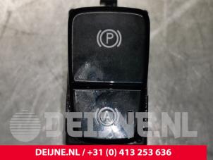 Gebruikte Schakelaar handrem Volvo XC40 (XZ) 1.5 T3 Autom. 12V Prijs € 45,00 Margeregeling aangeboden door van Deijne Onderdelen Uden B.V.