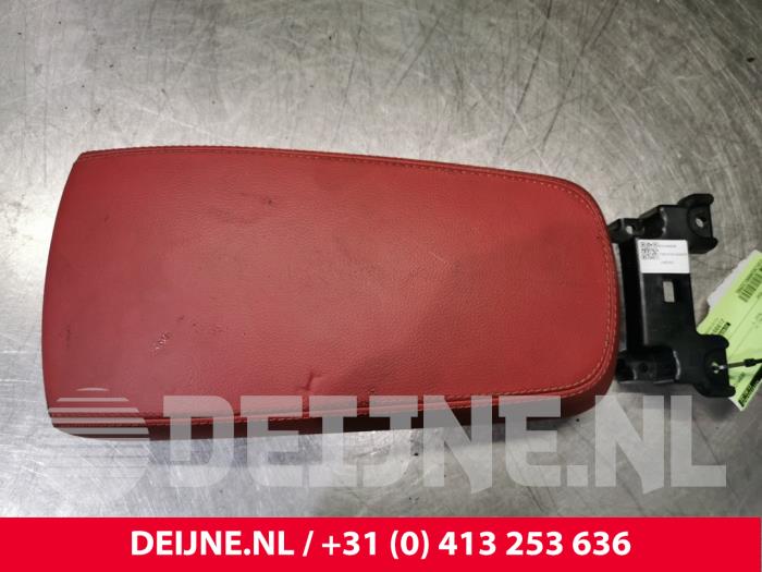 Volvo XC40 Armleuning O132592