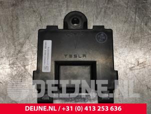 Tesla Model S Centrale Deurvergrendelings Module O132930 foto 2
