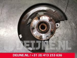 Gebruikte Fusee rechts-voor Opel Astra J Sports Tourer (PD8/PE8/PF8) 1.4 Turbo 16V Prijs € 20,00 Margeregeling aangeboden door van Deijne Onderdelen Uden B.V.