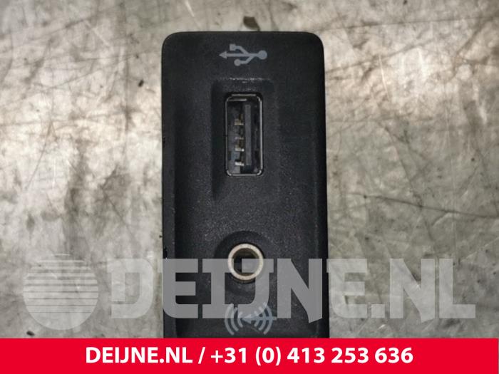 Volkswagen Golf AUX / USB connection O133185