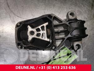 Mercedes B-Klasse Engine mount O133422 photo 2