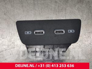 Gebruikte AUX/USB aansluiting Volkswagen Golf VIII (CD1) 1.5 eTSI 16V Prijs € 15,00 Margeregeling aangeboden door van Deijne Onderdelen Uden B.V.