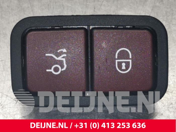 Mercedes C-Klasse Tailgate switch O134133