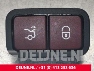 Gebruikte Schakelaar achterklep Mercedes C (W205) C-220 2.2 CDI BlueTEC, C-220 d 16V Prijs € 15,00 Margeregeling aangeboden door van Deijne Onderdelen Uden B.V.