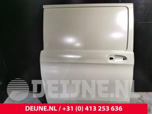 Nieuwe Schuifdeur rechts Mercedes Vito Prijs € 1.208,79 Inclusief btw aangeboden door van Deijne Onderdelen Uden B.V.