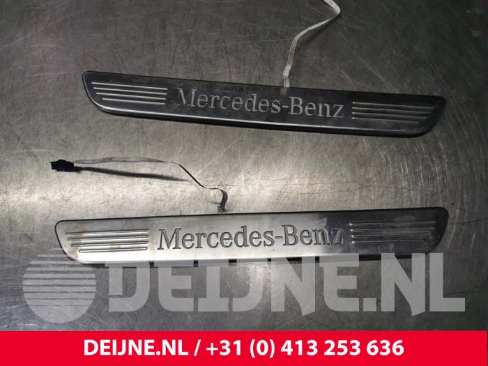 Mercedes C-Klasse Einstiegbeleuchtung O134416