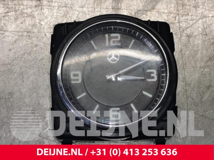 Mercedes C-Klasse Uurwerk O134430