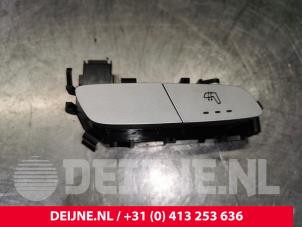 Mercedes C-Klasse Stoelverwarmings Schakelaar O135152 foto 2