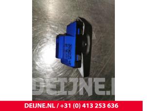Volkswagen Caddy Central locking switch O135581 photo 3