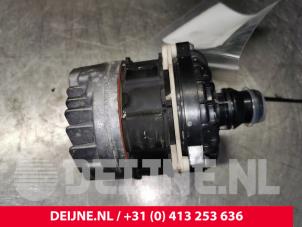 Mercedes GLE Extra waterpomp O135695 foto 2
