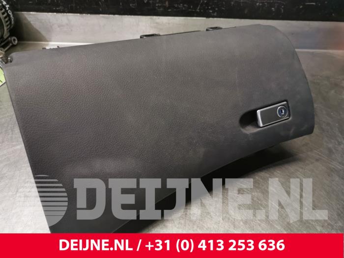 Mercedes E-Klasse Handschuhfach O136089