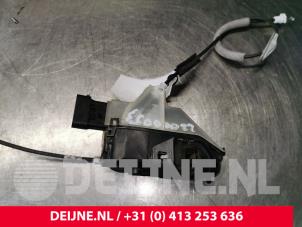 Gebruikte Deurslot Mechaniek 2Deurs rechts Citroen Jumpy 2.0 Blue HDI 120 Prijs € 42,35 Inclusief btw aangeboden door van Deijne Onderdelen Uden B.V.