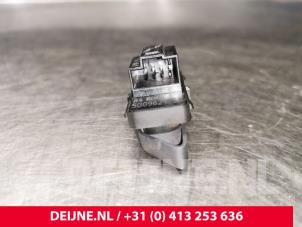 Volkswagen Golf Central locking switch O136416 photo 3