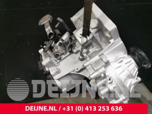 Volkswagen Caddy Gearbox O136422 photo 3