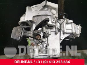 Volkswagen Caddy Gearbox O136422 photo 4