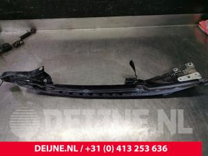 Gebruikte Schermdrager links-voor Porsche Cayenne (9PA) 4.5 S V8 32V Prijs € 70,00 Margeregeling aangeboden door van Deijne Onderdelen Uden B.V.