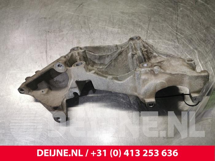 Gebruikte Dynamosteun boven Opel Movano 2.3 CDTi 16V FWD Prijs € 60,50 Inclusief btw aangeboden door van Deijne Onderdelen Uden B.V.