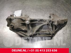 Opel Movano Dynamosteun boven O136560 foto 2