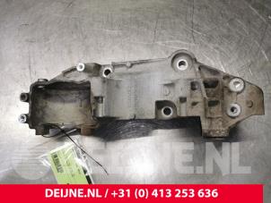 Opel Movano Dynamosteun boven O136560 foto 3