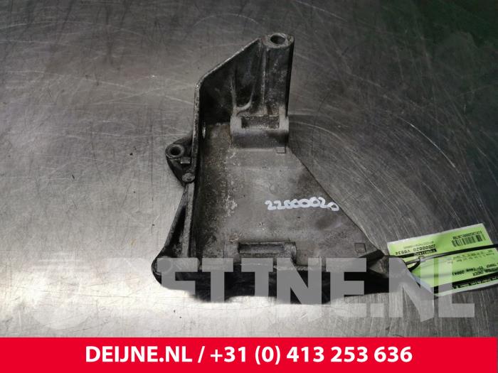 Gebruikte Dynamosteun onder Volkswagen Transporter T5 2.5 TDi 4Motion Prijs € 42,35 Inclusief btw aangeboden door van Deijne Onderdelen Uden B.V.