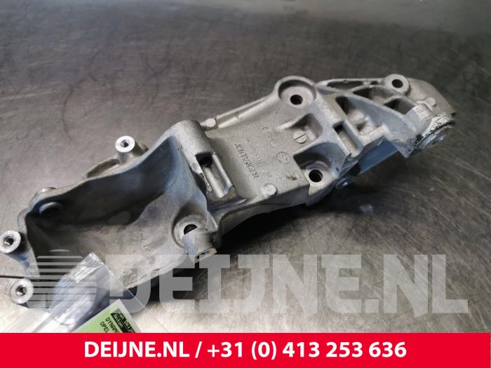 Opel Movano Dynamostütze oben O136962