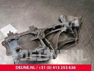 Opel Movano Dynamosteun boven O136962 foto 2