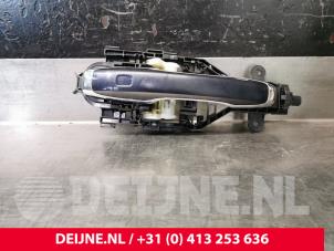 Gebruikte Portiergreep 4Deurs links-achter Volvo XC90 II 2.0 D5 16V AWD Prijs € 75,00 Margeregeling aangeboden door van Deijne Onderdelen Uden B.V.