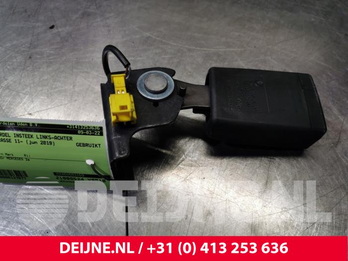 Mercedes B-Klasse Rear seatbelt buckle, left O137677