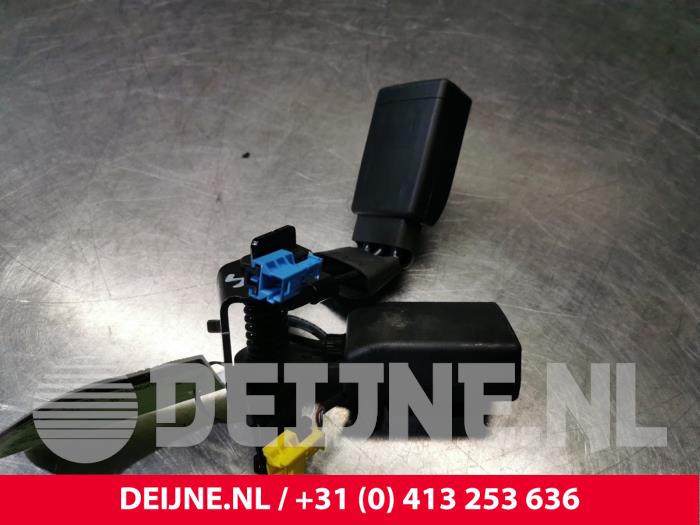 Mercedes B-Klasse Rear seatbelt buckle, right O137679