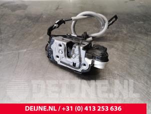 Gebruikte Deurslot Mechaniek 2Deurs rechts Volkswagen Transporter T6 2.0 TDI 150 Prijs € 90,75 Inclusief btw aangeboden door van Deijne Onderdelen Uden B.V.