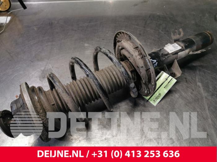 Volkswagen Transporter Stoßdämpferstrebe rechts vorne O138437