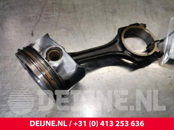 Gebruikte Zuiger Mercedes C Estate (S205) C-350 e 2.0 16V Prijs € 100,00 Margeregeling aangeboden door van Deijne Onderdelen Uden B.V.