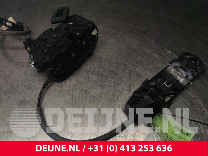 Volkswagen Golf Front door lock mechanism 4-door, right O138969