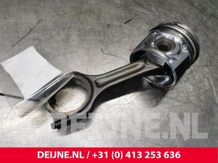 Gebruikte Drijfstang Volvo V40 (MV) 1.6 D2 Prijs € 120,00 Margeregeling aangeboden door van Deijne Onderdelen Uden B.V.
