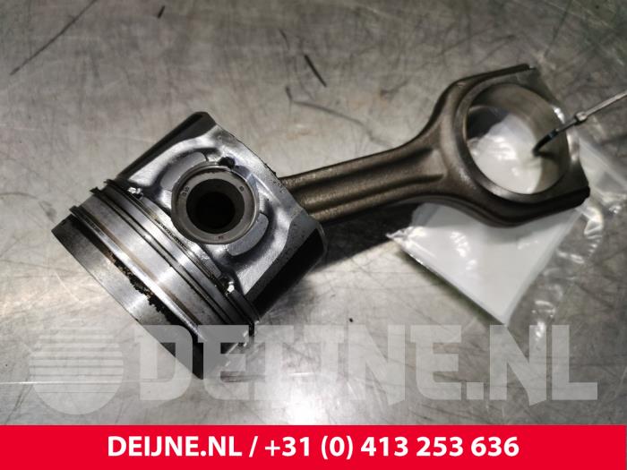 Gebruikte Drijfstang Volvo V40 (MV) 1.6 D2 Prijs € 120,00 Margeregeling aangeboden door van Deijne Onderdelen Uden B.V.