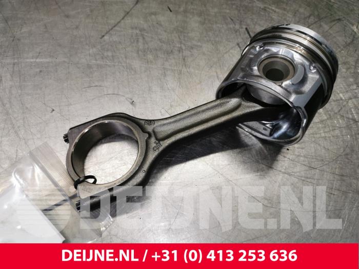 Gebruikte Drijfstang Volvo V40 (MV) 1.6 D2 Prijs € 120,00 Margeregeling aangeboden door van Deijne Onderdelen Uden B.V.