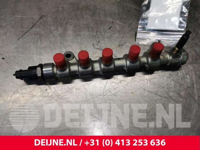 Gebruikte Injector brug Opel Vivaro 2.5 DTI 16V Prijs € 48,40 Inclusief btw aangeboden door van Deijne Onderdelen Uden B.V.
