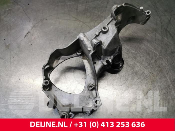 Gebruikte Dynamosteun boven Opel Vivaro Prijs € 48,40 Inclusief btw aangeboden door van Deijne Onderdelen Uden B.V.