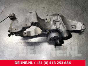 Opel Vivaro Alternator upper bracket O139092 photo 3