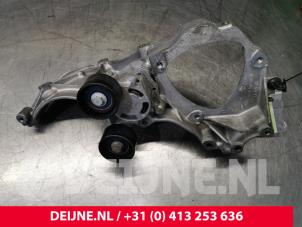 Opel Vivaro Alternator upper bracket O139092 photo 4