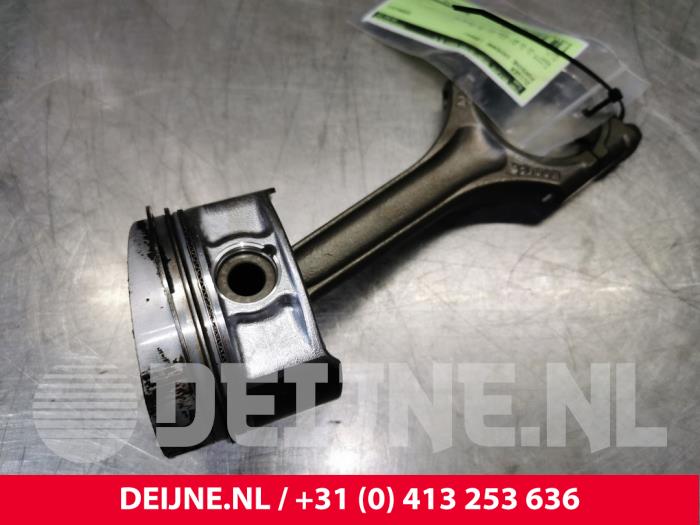 Gebruikte Zuiger Porsche Cayenne (9PA) 3.2 V6 24V Prijs € 120,00 Margeregeling aangeboden door van Deijne Onderdelen Uden B.V.