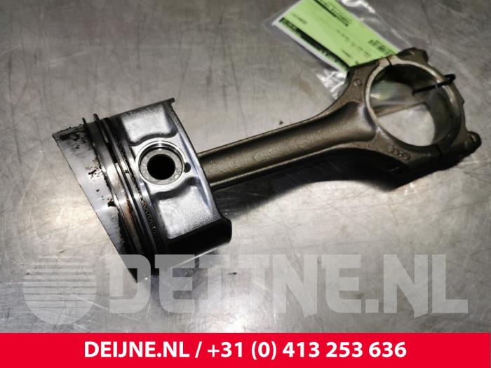 Zuiger van een Porsche Cayenne (9PA) 3.2 V6 24V 2004